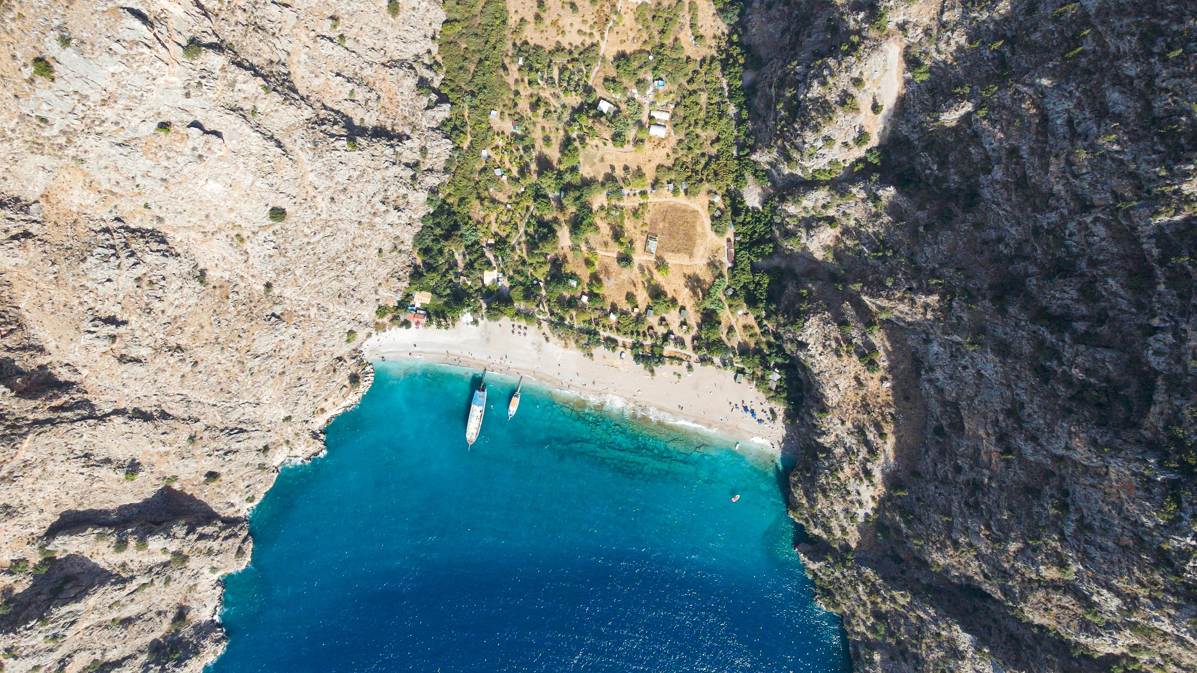 Rodos gezilecek yerler: Kelebekler Vadisi'nde yürüyüş yolu
