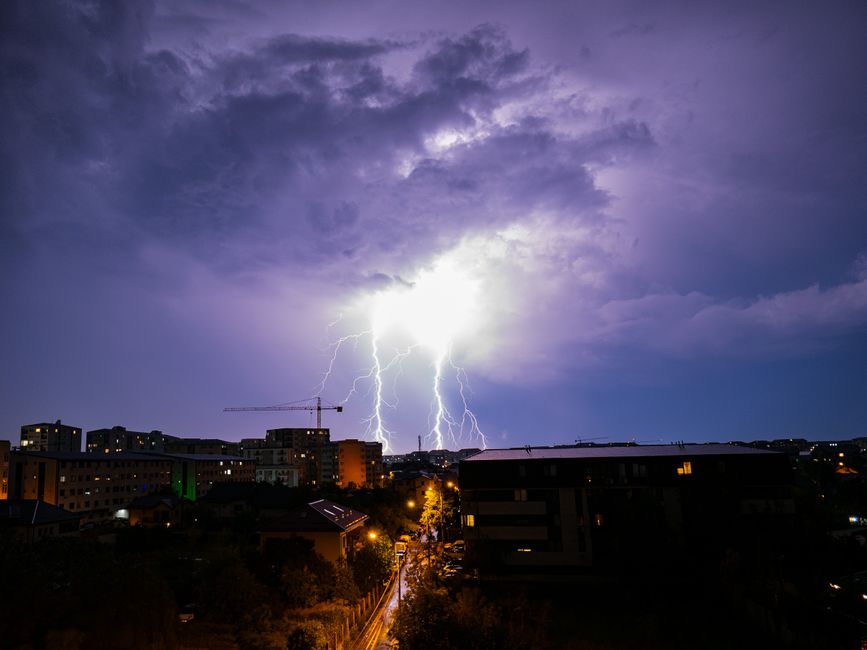 전기요금 할인제도|숨은 복지 혜택 확인법 9 Vivid lightning illuminates urban skyline, showcasing nature's power against a night sky.