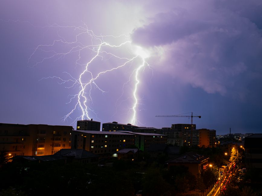 전기요금 할인제도|숨은 복지 혜택 확인법 3 Powerful lightning storm illuminating a city skyline at night, capturing nature's intensity.