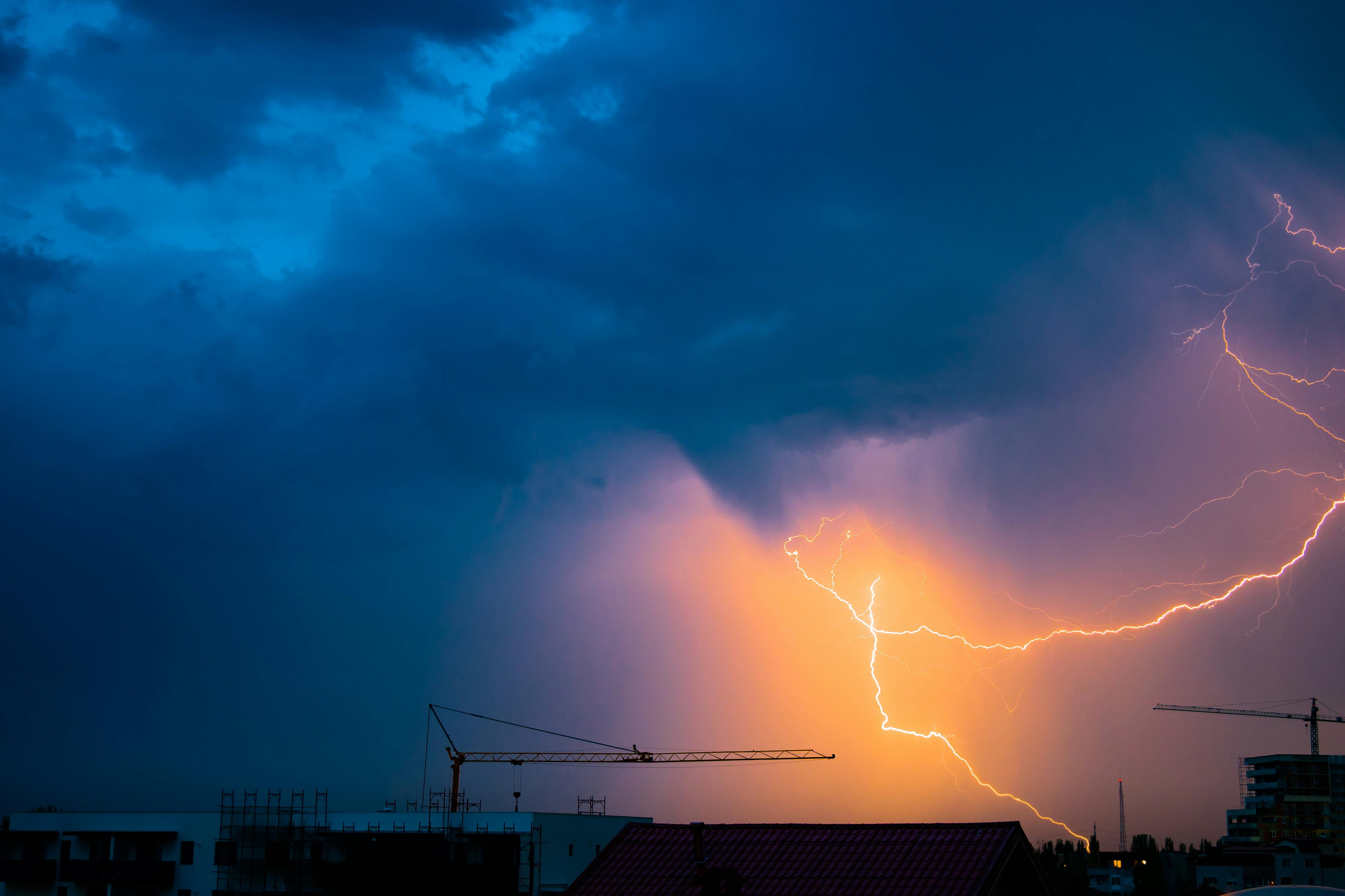 生活：快訊｜強烈對流雲系襲擊南投與彰化　雷雨大作請注意安全