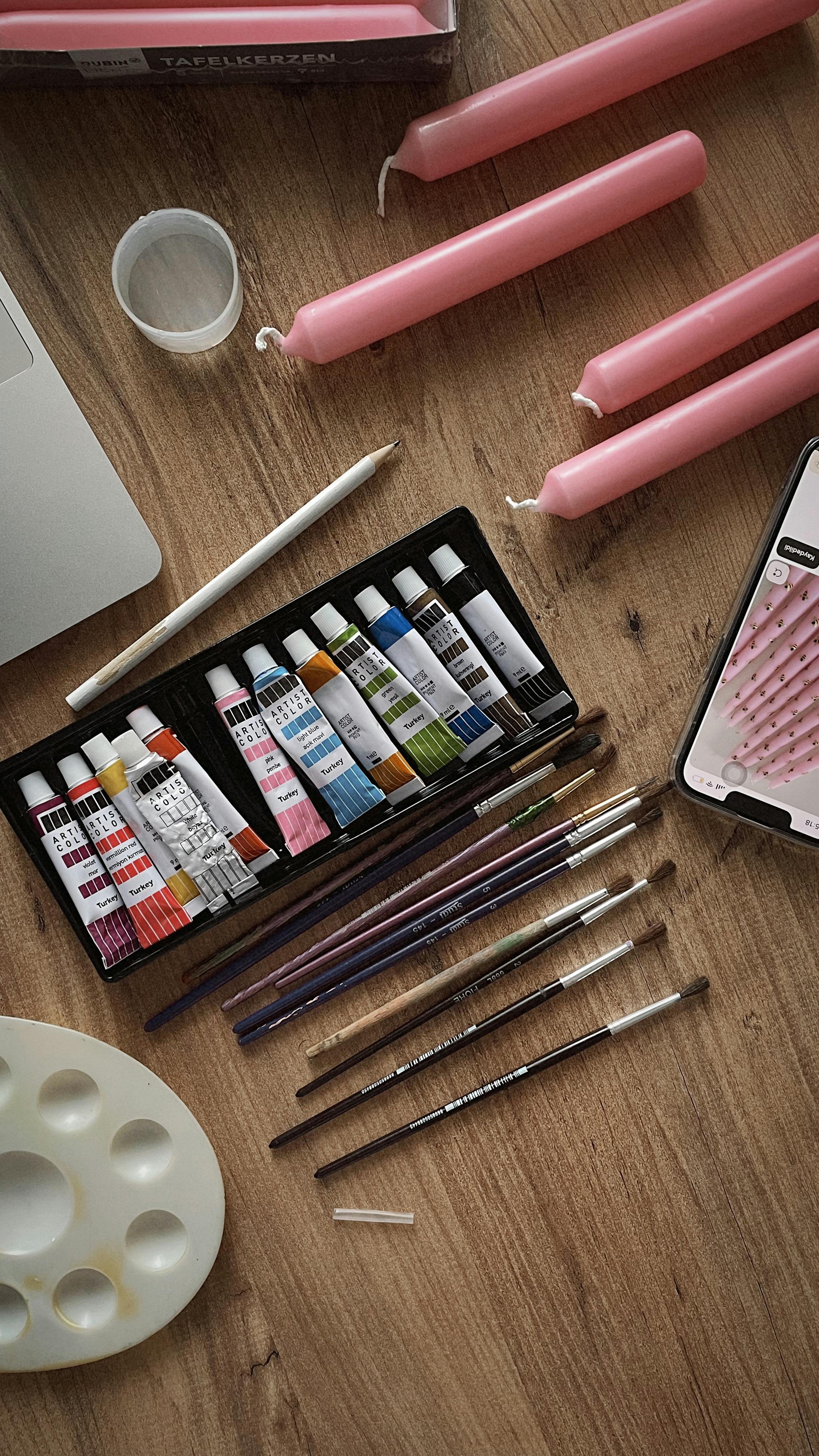 mesa de trabalho de criador de conteúdo com smartphone e materiais