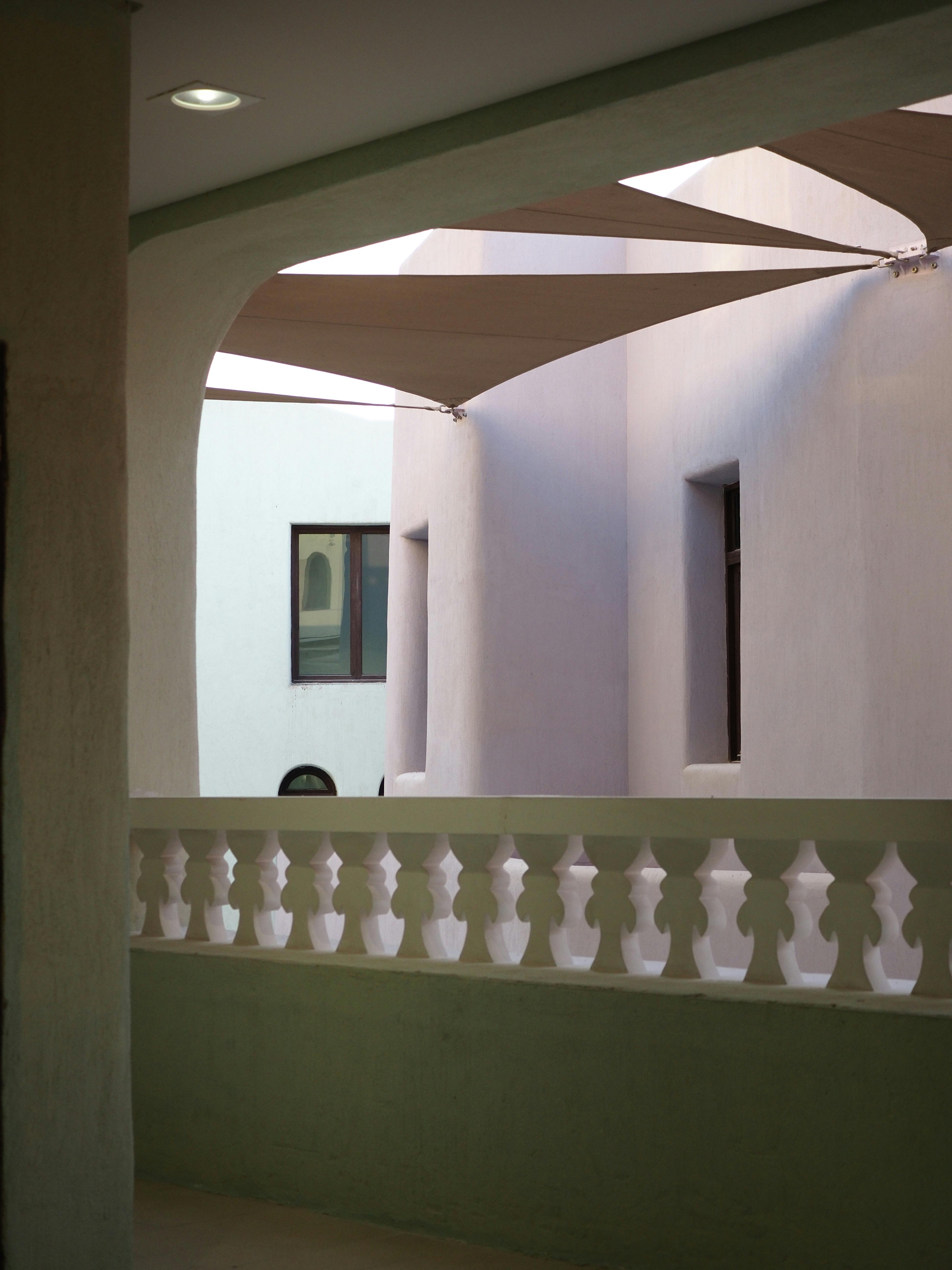 Kostenlos Ein eleganter architektonischer Innenhof, der katarisches Design mit markanten geometrischen Mustern präsentiert. Stock-Foto