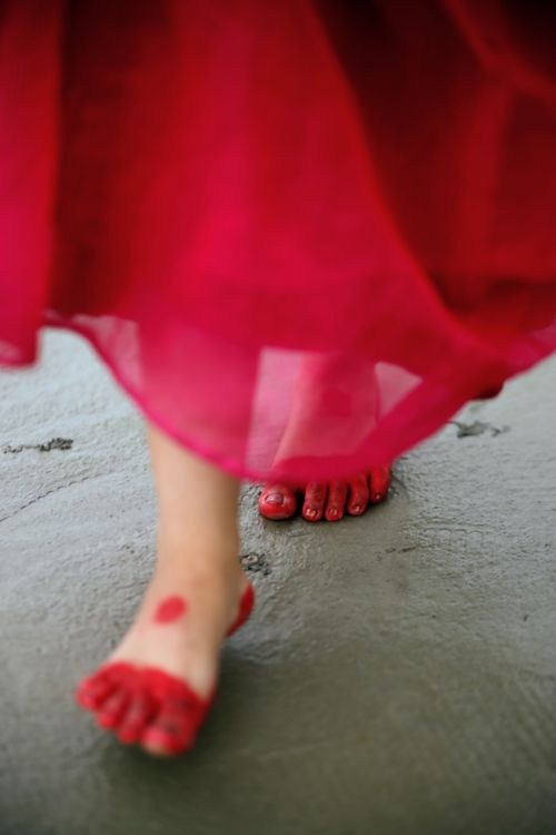 Free Feet adorned with red alta in a traditional Bangladeshi ceremony, symbolizing cultural beauty. Stock Photo