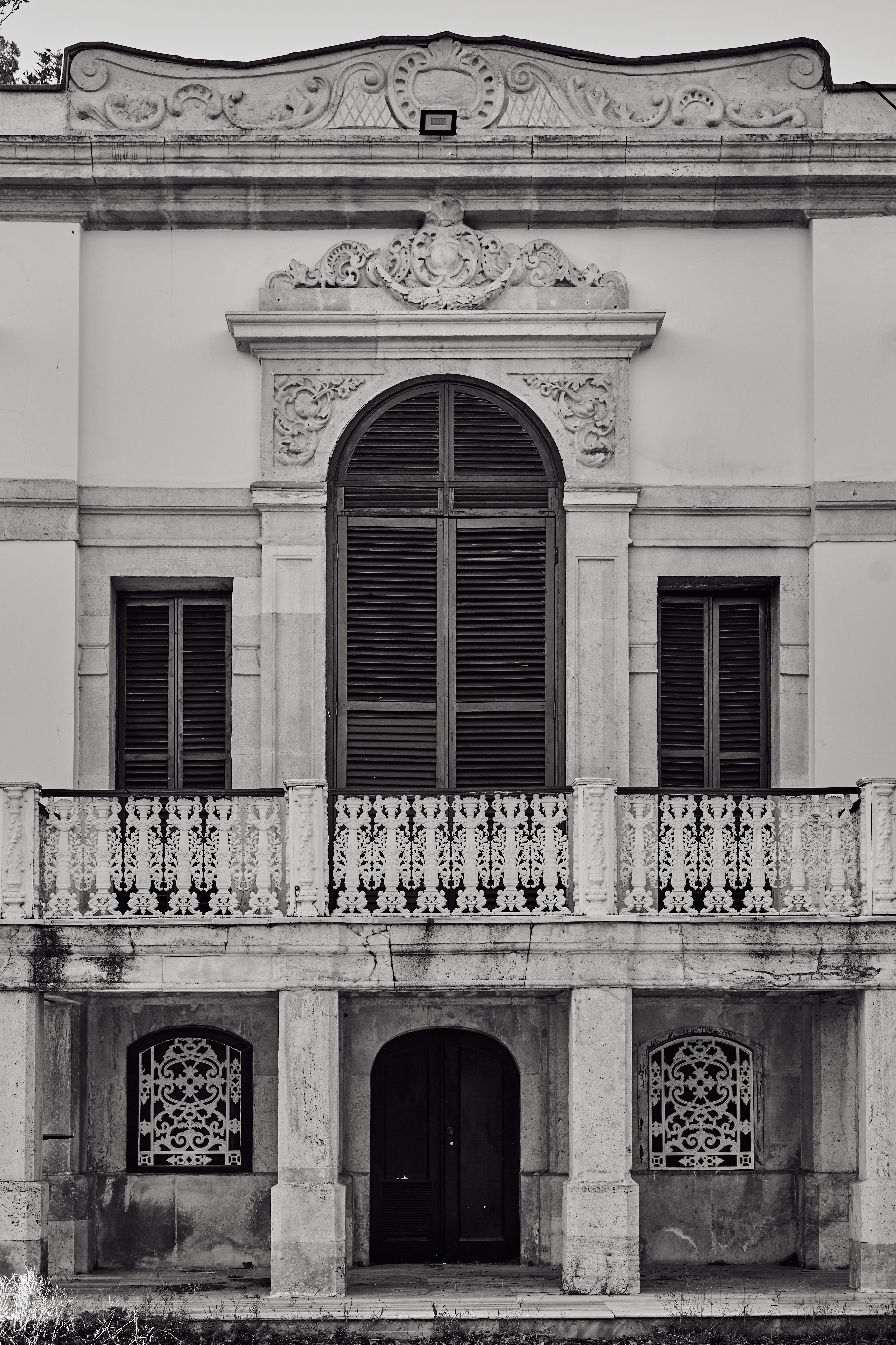 Fachada Ornamentada De Un Edificio Histórico En Blanco Y Negro · Foto ...