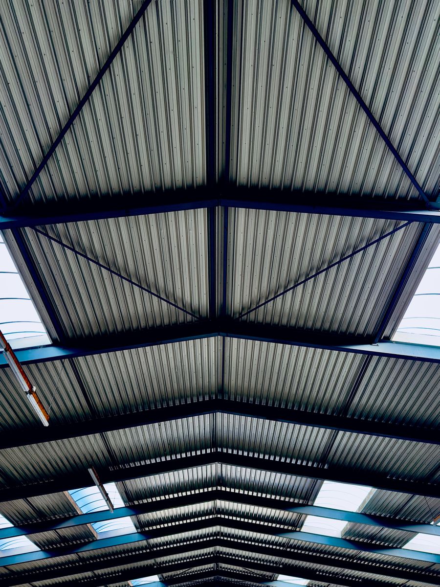 corrugated industrial roof and steel supporting structure