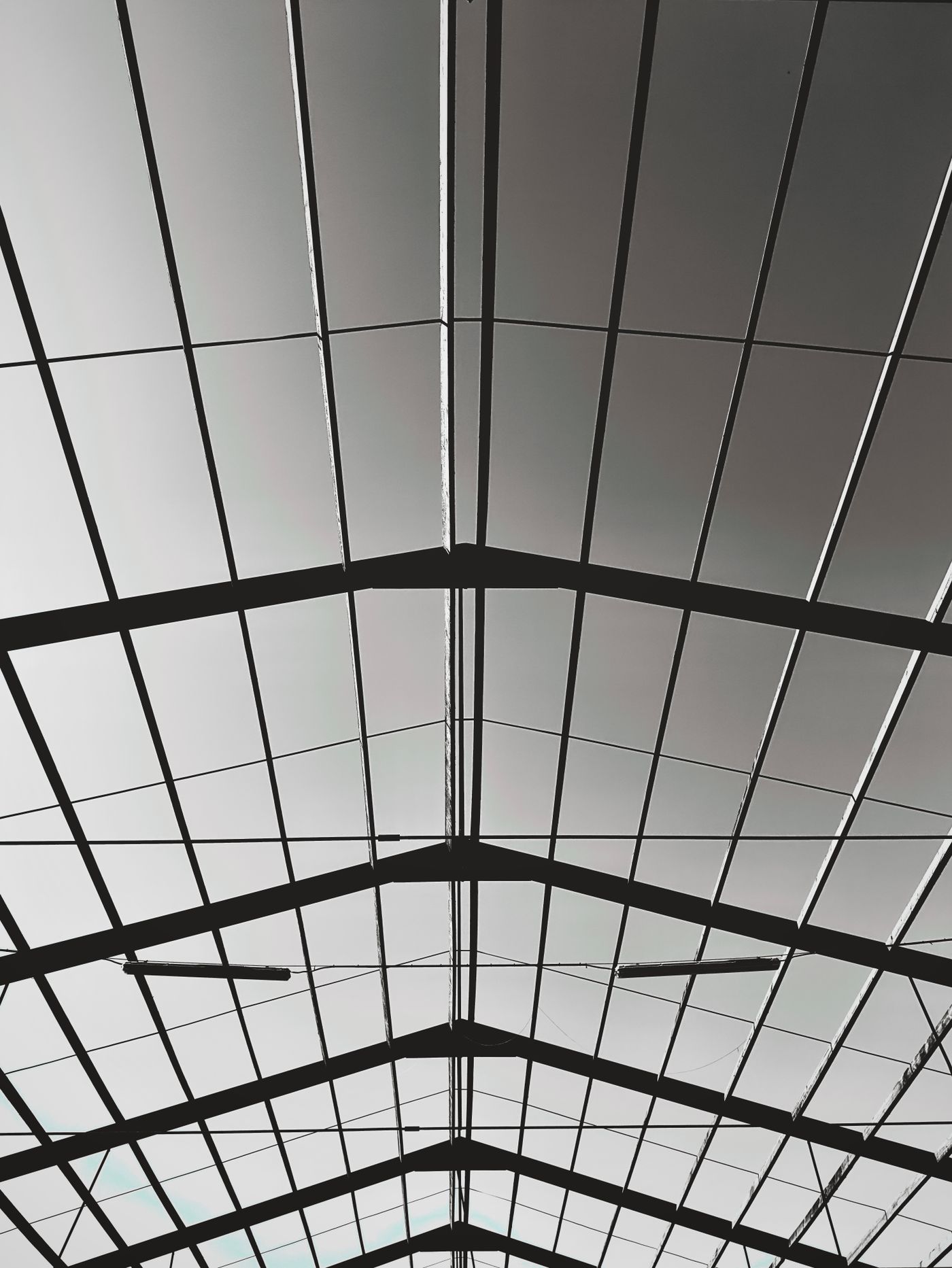 Structură metalică de acoperiș, văzută de jos