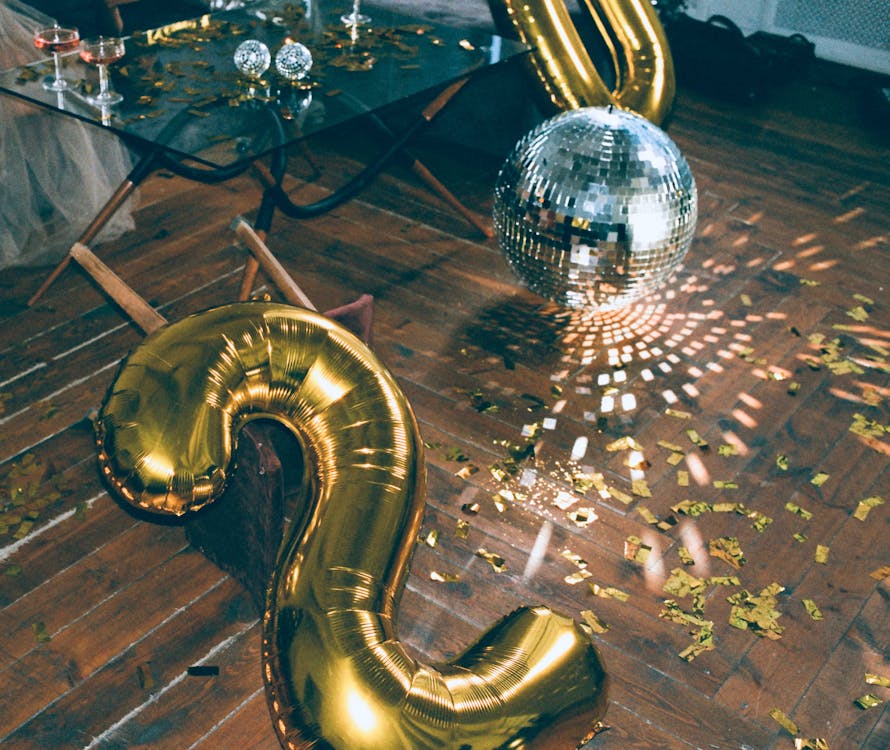 Ballon Numéro Deux D'or Et Boule Disco Sur Le Sol · Photo gratuite