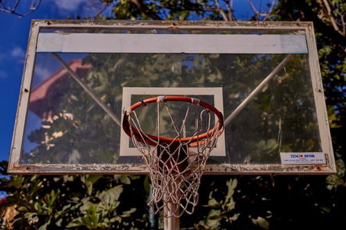 Free Old basketball hoop under clear sky in İstanbul park, ideal for sports and recreation themes. Stock Photo