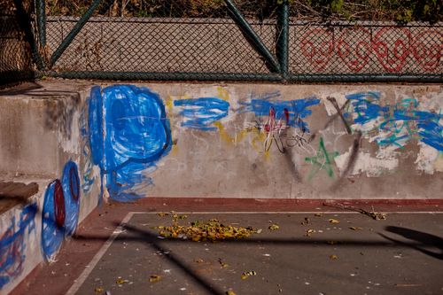 Free Graffiti on a concrete wall in an urban Istanbul court, vibrant colors under the sun. Stock Photo