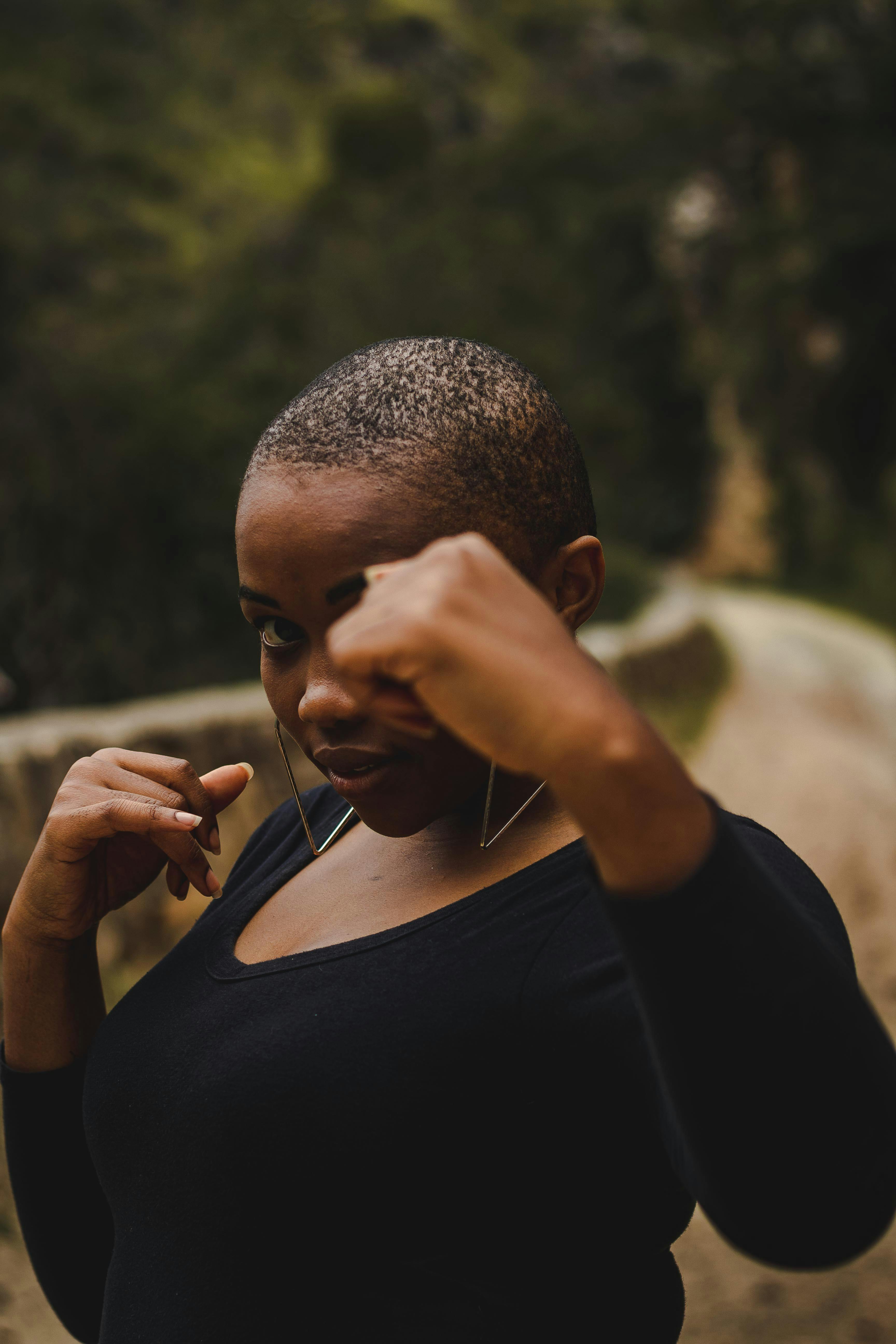 Mulher Usando Vestido Preto De Mangas Compridas Com Decote Redondo