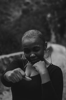 这张黑白肖像表现力十足，捕捉到了女性自信而深思熟虑的姿态