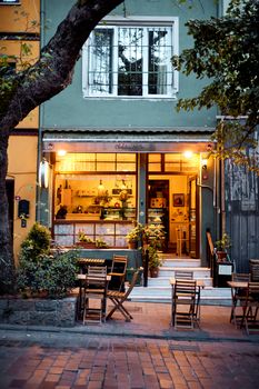 Cozy street café in Istanbul with outdoor seating and warm lighting.
