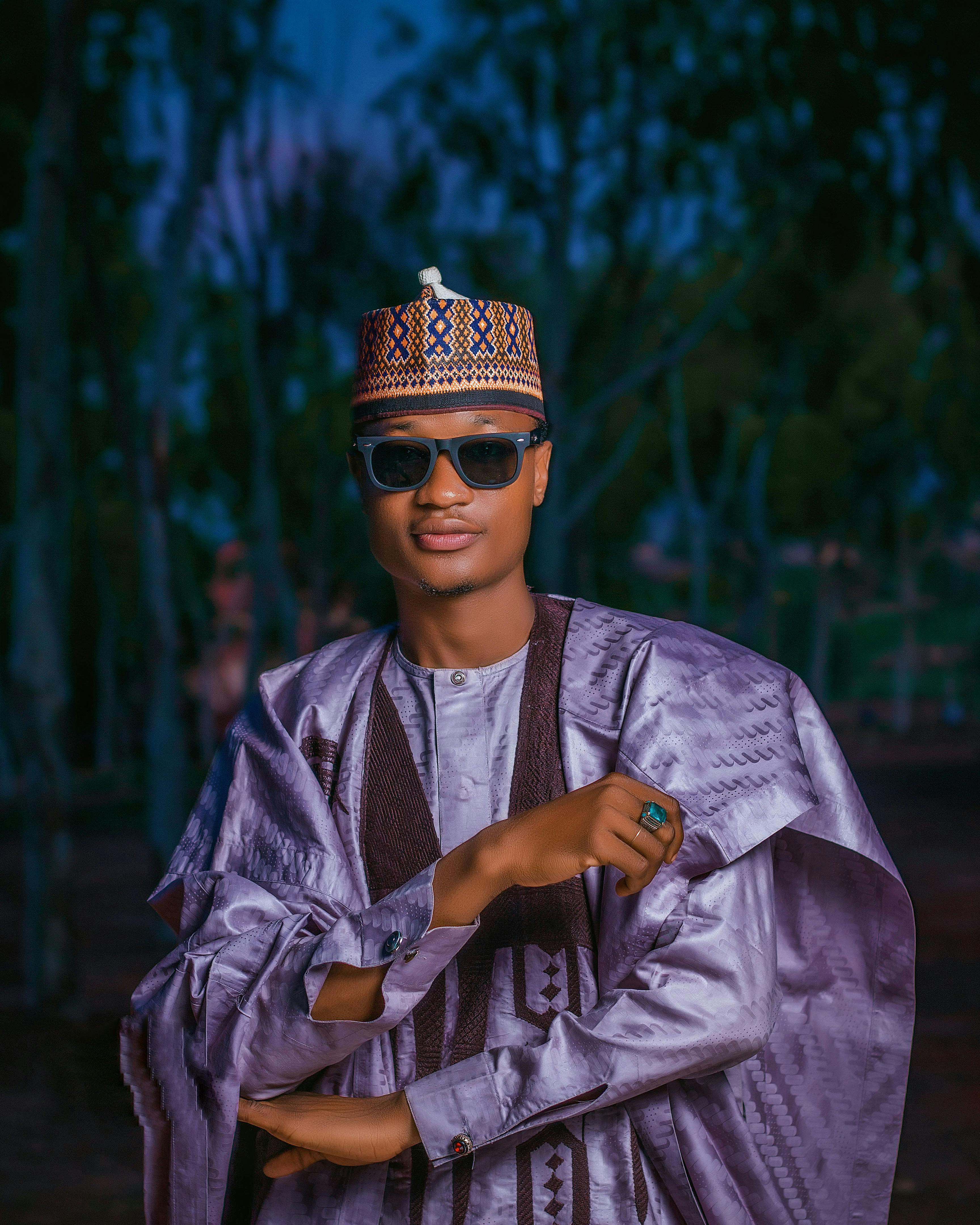 Gratuit Portretul unui bărbat în ținută africană elegantă, purtând ochelari de soare și o pălărie tradițională. Fotografie de stoc