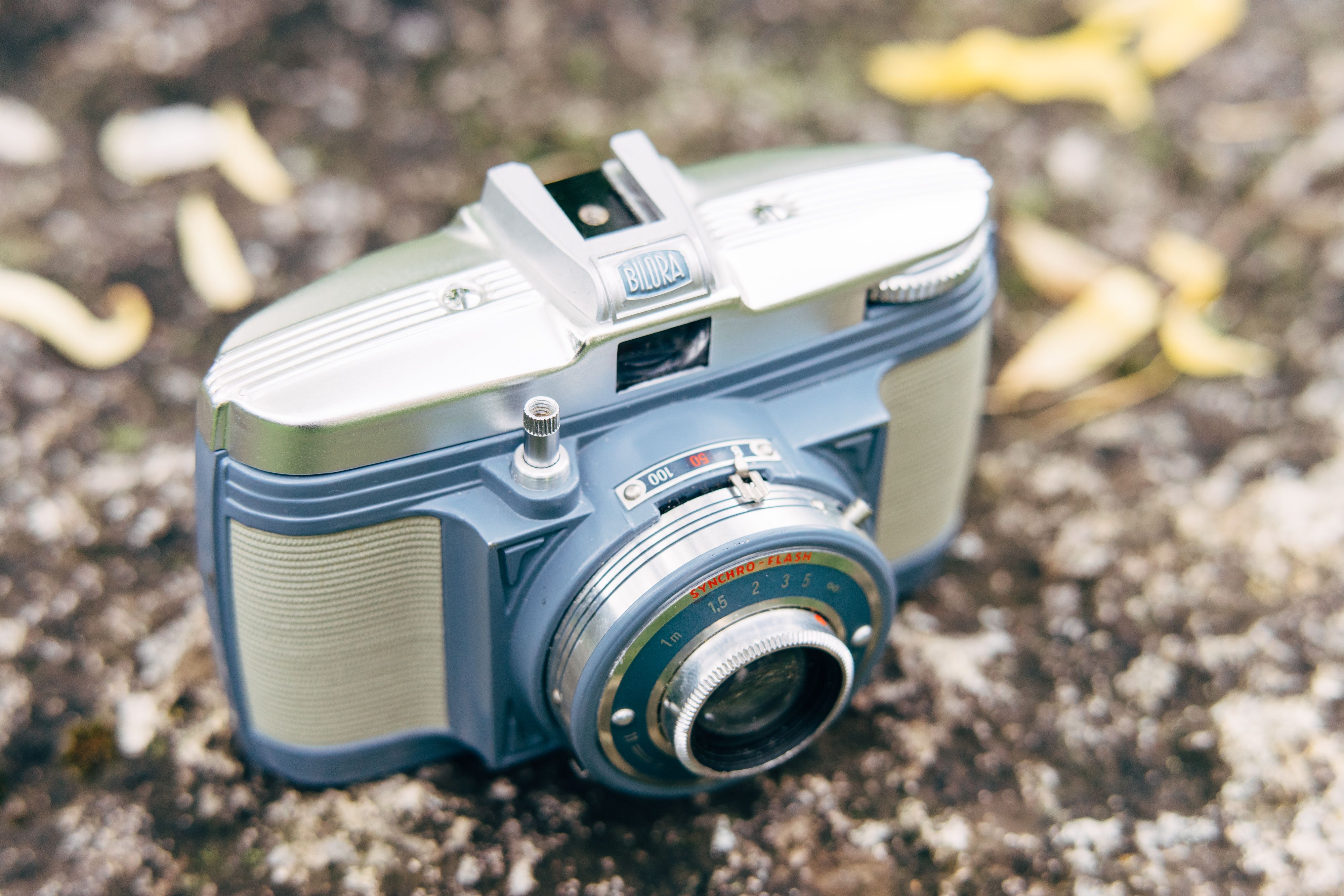 Primo piano di una fotocamera vintage Bilora con un design retrò classico su una superficie testurizzata.