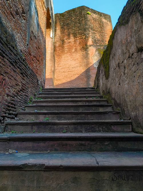 Free A historical stone staircase at Lucknow Residency in Uttar Pradesh, India, showcasing classic architecture. Stock Photo