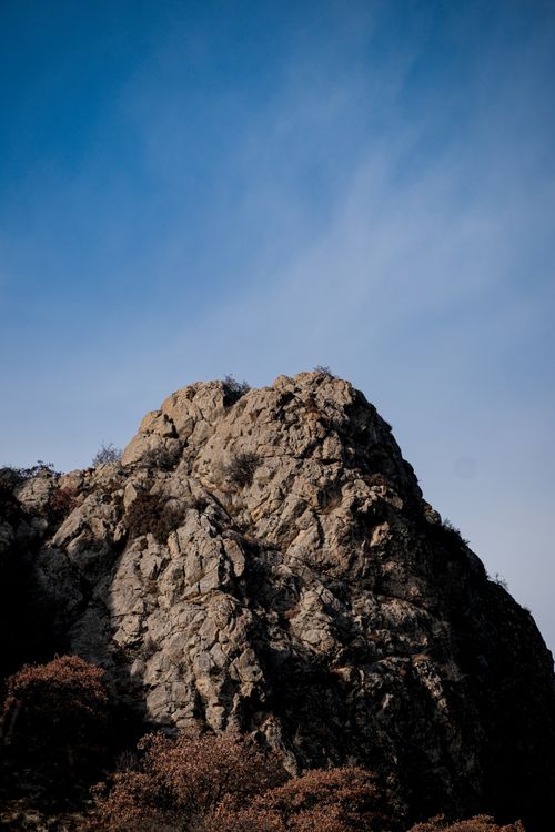 Free A rugged rocky cliff under the clear blue sky in Ankara, Türkiye, showcasing natural beauty and geological formations. Stock Photo