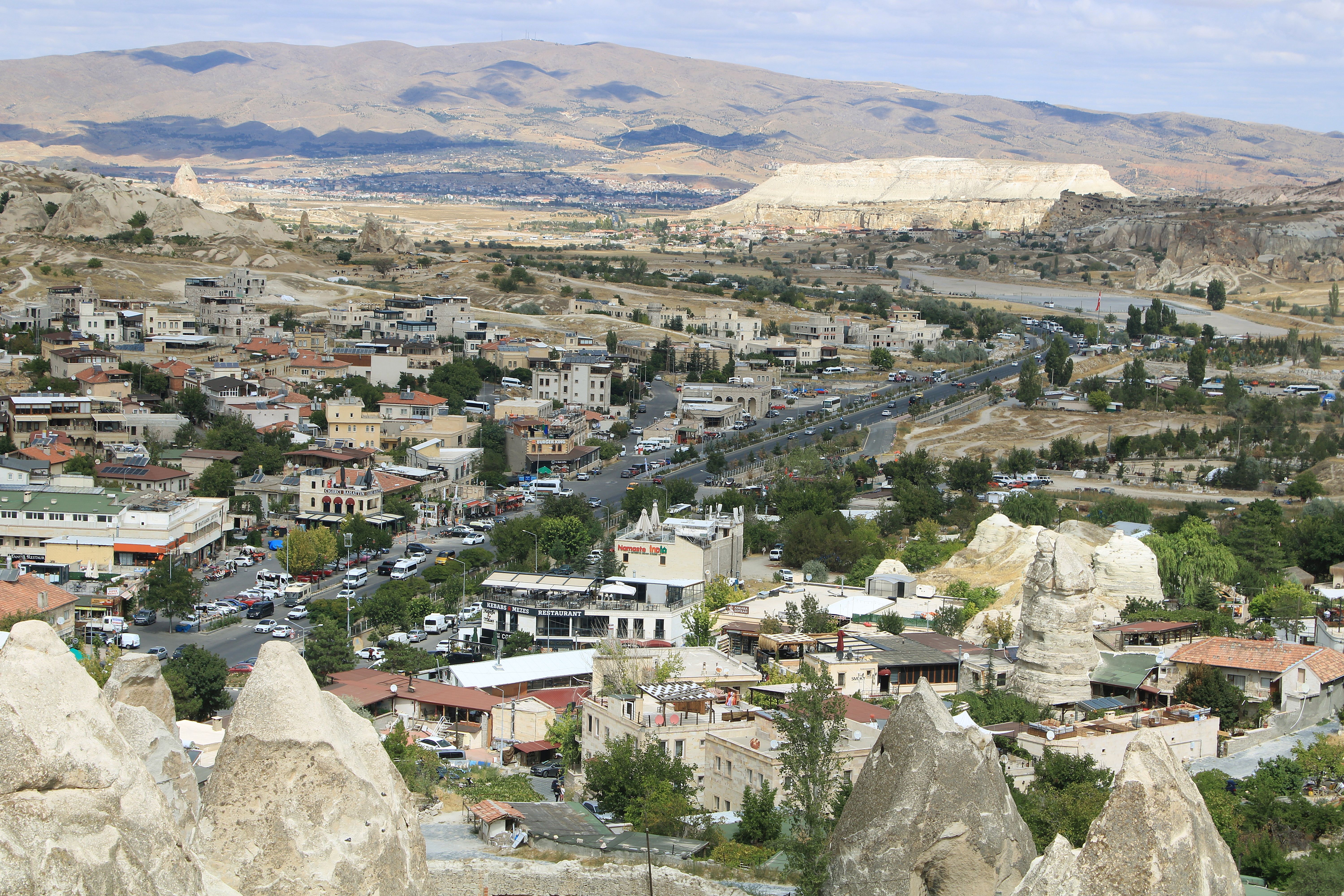 Vista panorâmica ampla perto do Museu a Céu Aberto de Göreme, Capadócia, Turquia, mostrando as chaminés de fadas e a paisagem do vale ao redor