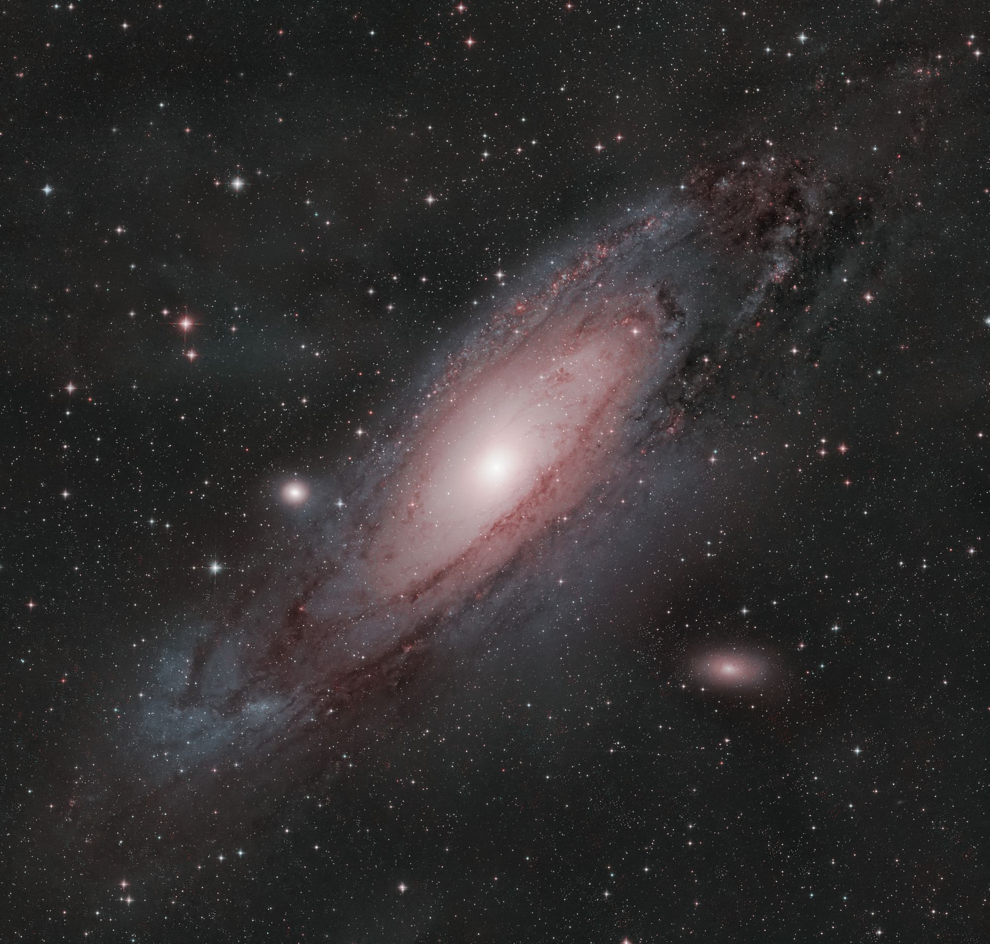 Mitad izquierda del disco de la galaxia de Andrómeda vista por el Hubble, con dos recuadros que amplían una región azulada con cúmulos de formación estelar y otra de tono más rojizo