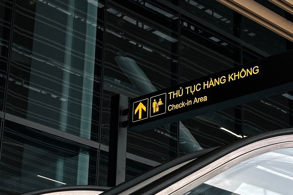 Airport sign pointing to the check in area
