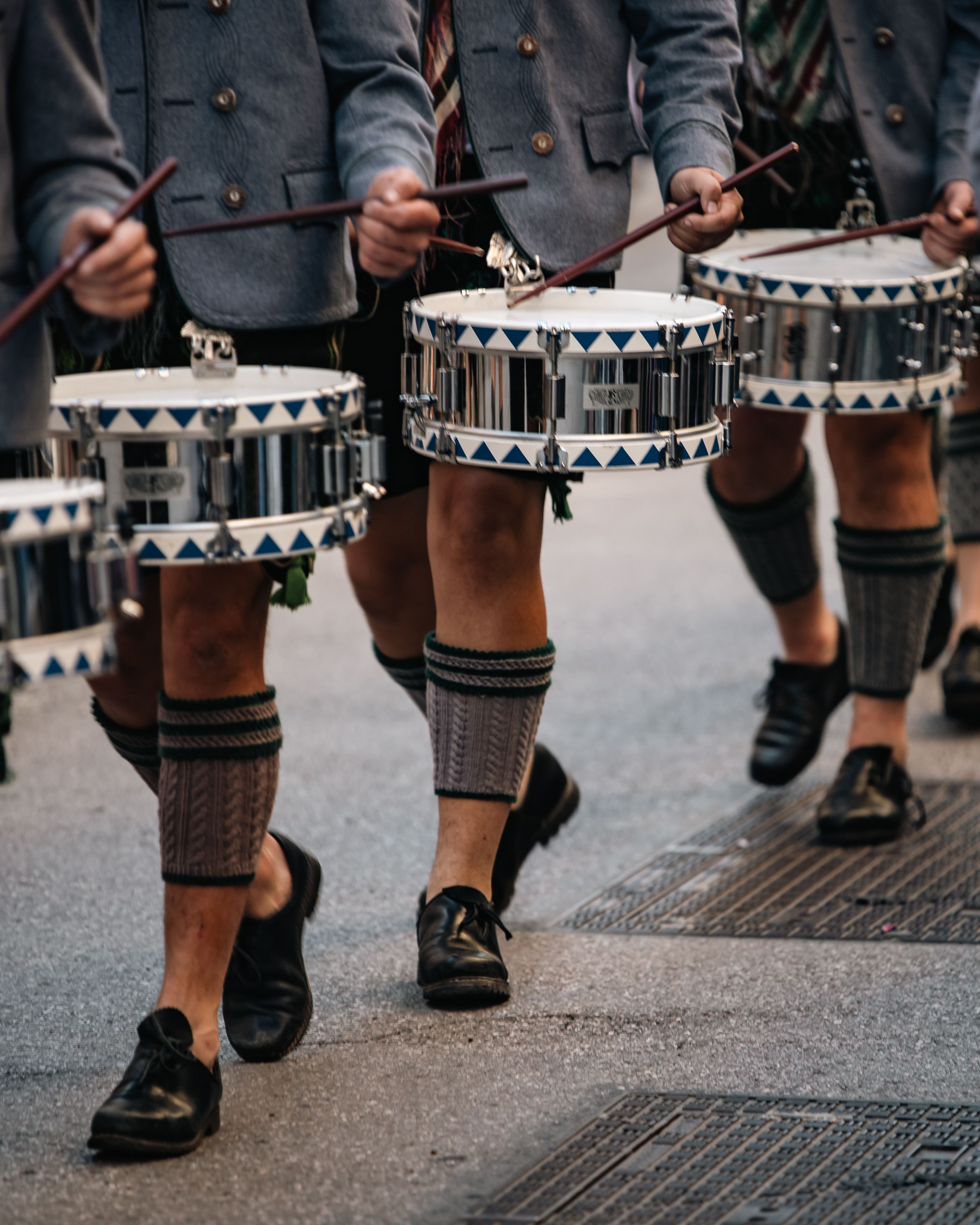 Gratis Tradisjonelle tyske trommeslagere i lederhosen og jakker opptrer i en livlig parade i München, Tyskland. Arkivbilde