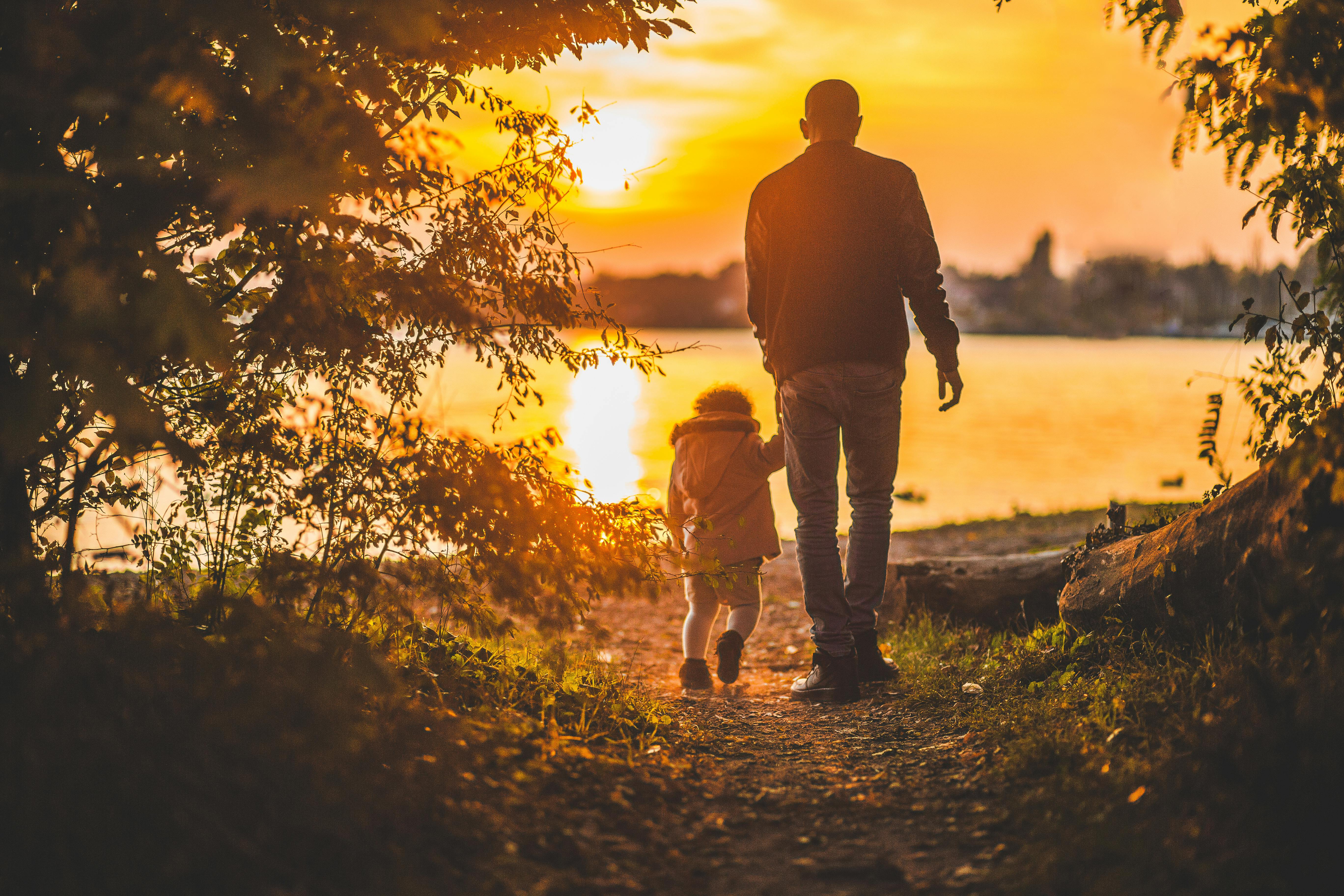 A father holding his son | Source: Pexels