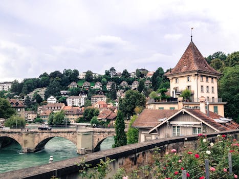瑞士伯尔尼老城的历史建筑与桥梁景观