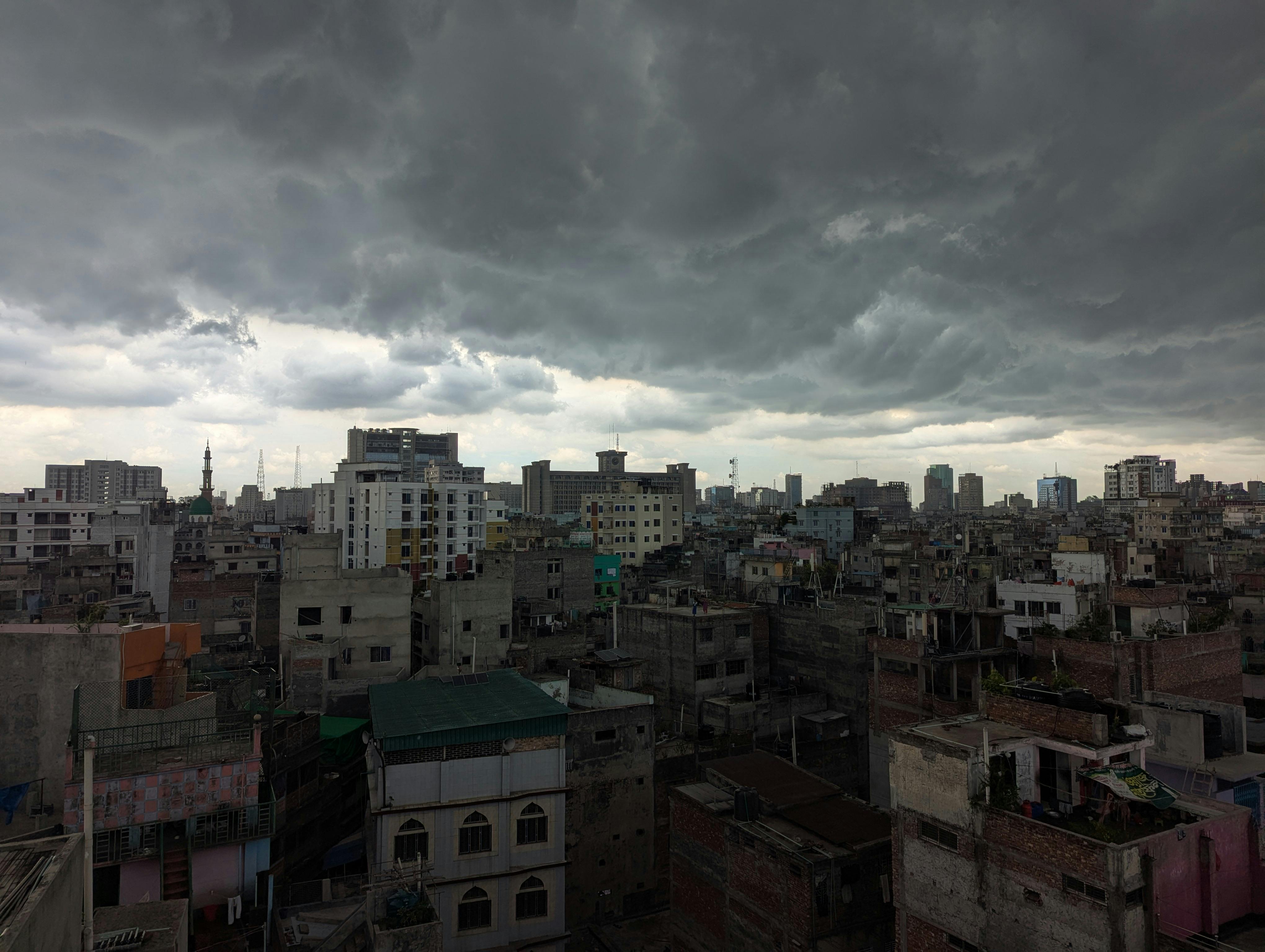 財經：3隻黑天鵝引爆完美風暴 外媒警告應屆畢業生就業危機