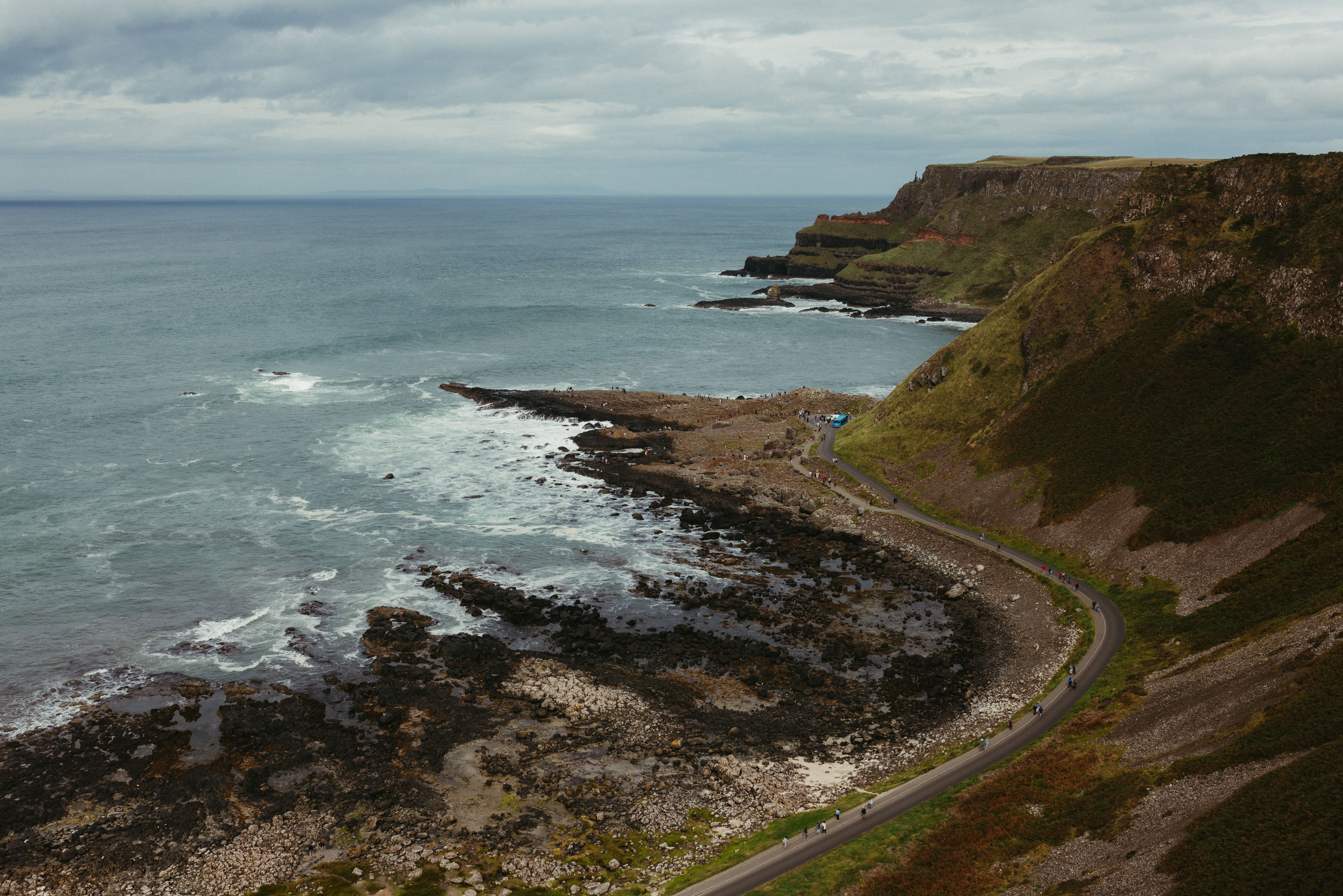 Scenic Coastal View of Giant's Causeway in Northern Ireland · Free ...