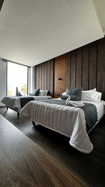 Fotomural Habitación de hotel contemporánea con dos camas y elegante decoración en León, México.