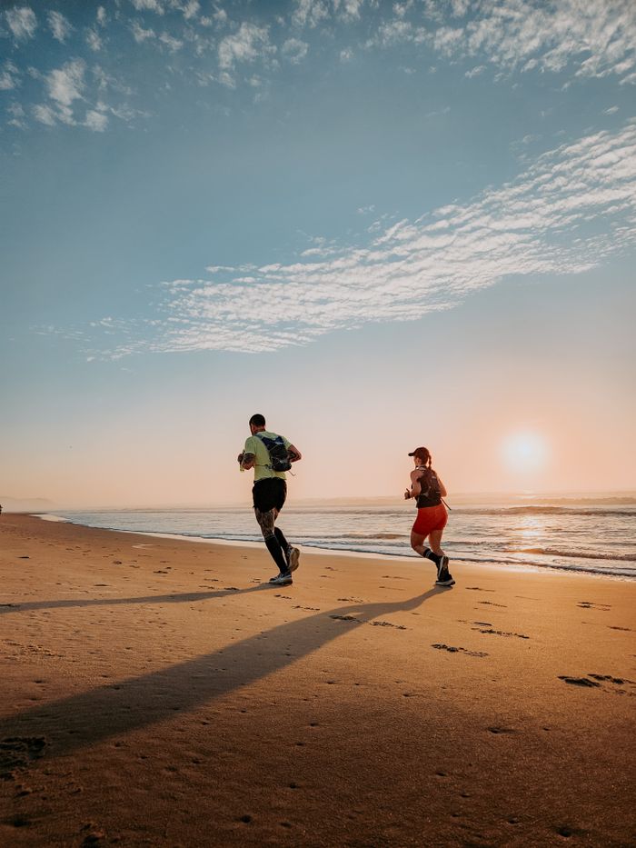 Corrida na praia ao amanhecer