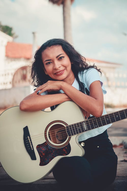 Femme Tenant Une Guitare Acoustique