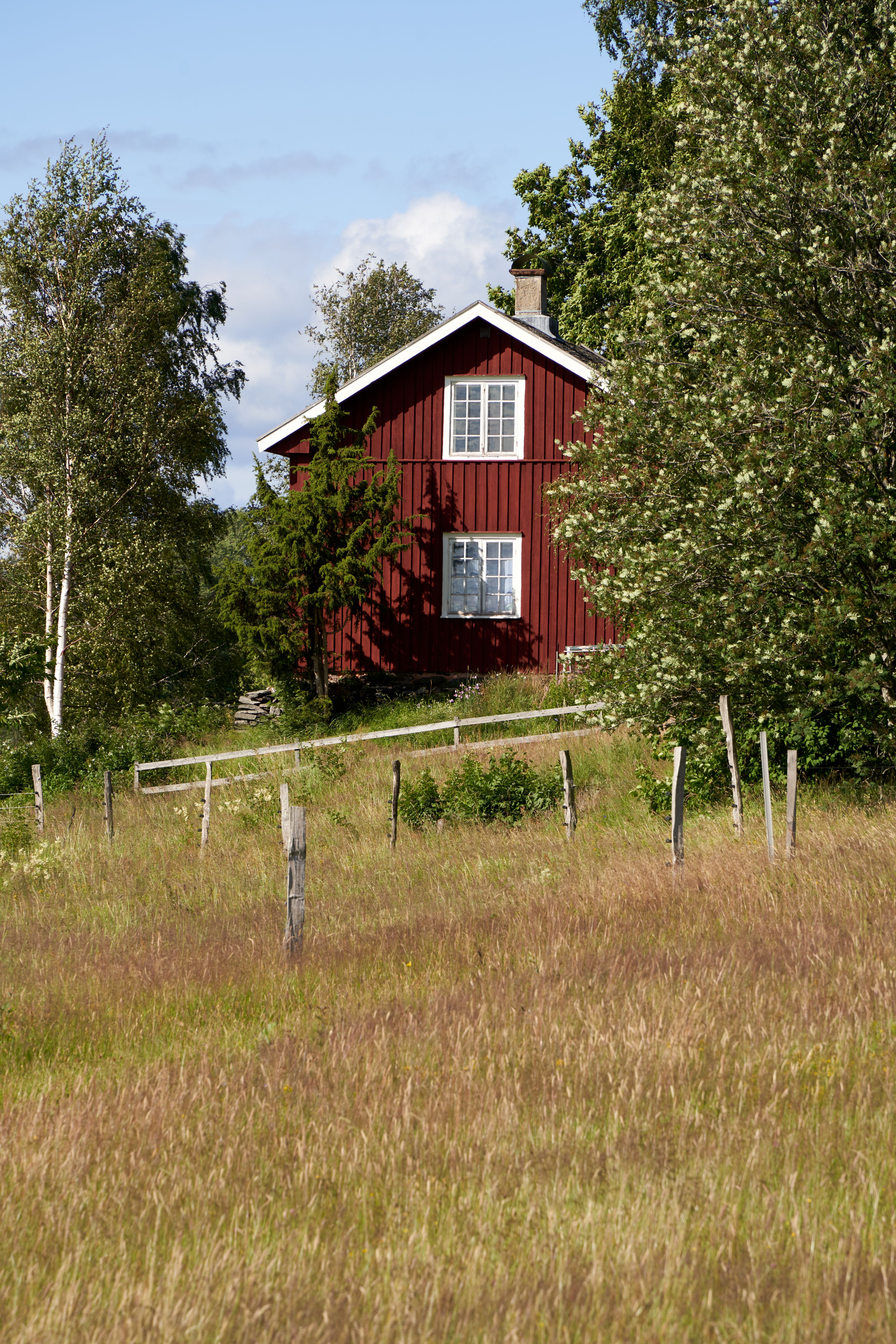 Charming Red Wooden House in Swedish Countryside · Free Stock Photo