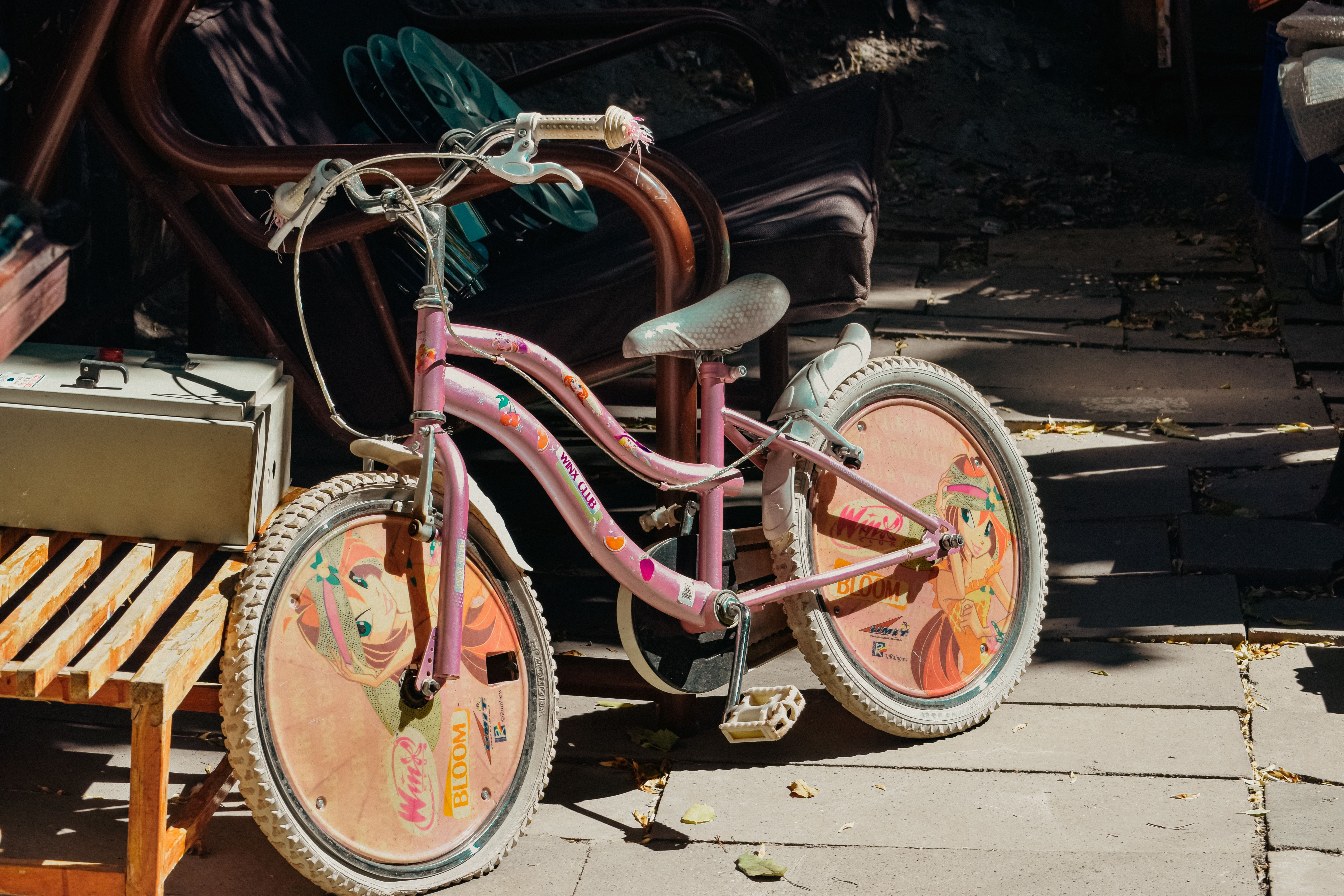 kind met fiets in woonwijk