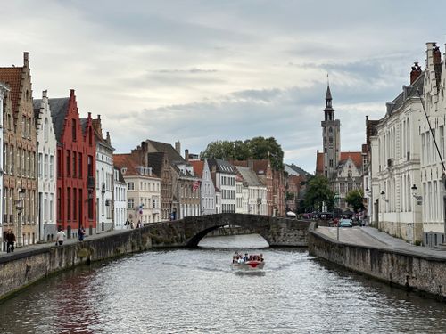 Free Scenic view of Bruges with iconic canal, bridge, and historic buildings in Belgium. Stock Photo