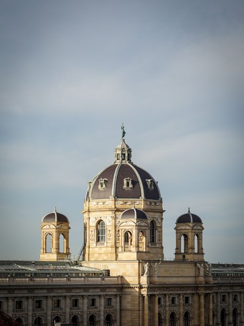 Free Elegant domes of a historic building in Vienna under a clear sky, showcasing architectural beauty. Stock Photo