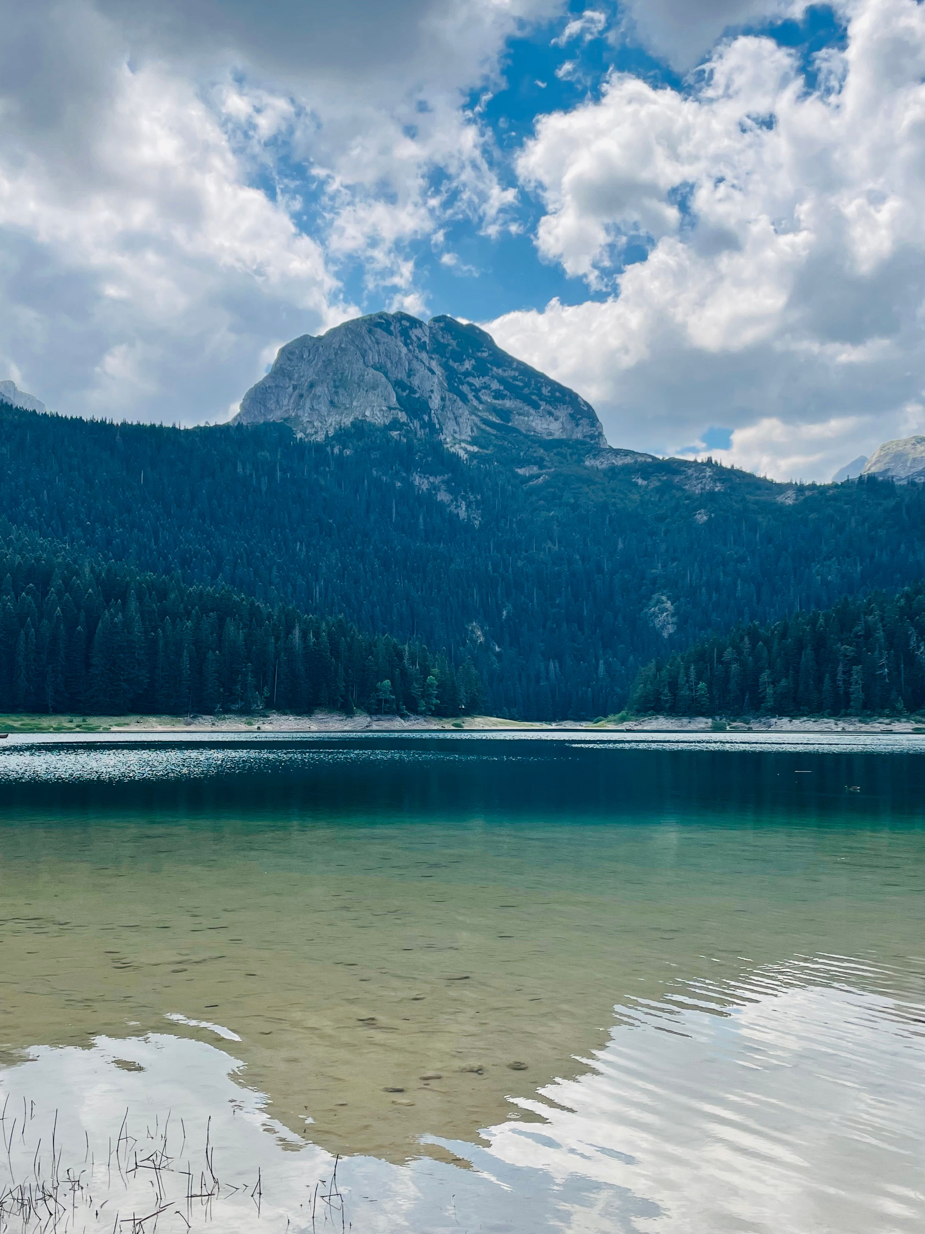 Durmitor-hegység és hegyi tó Montenegróban