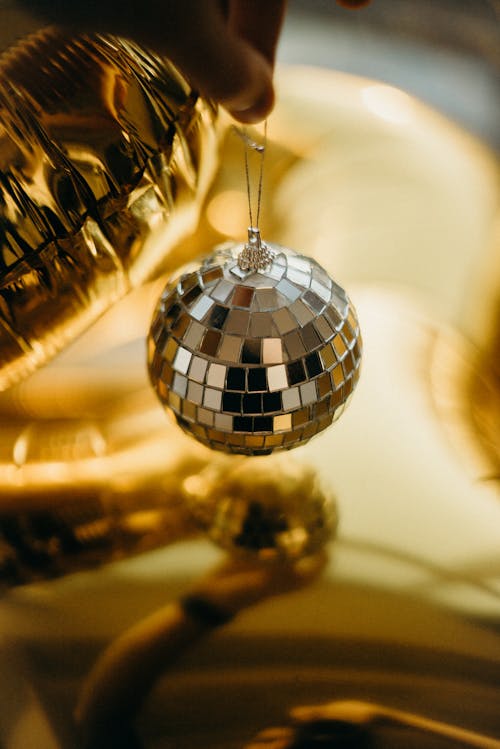 Ilmainen kuvapankkikuva tunnisteilla disco pallo, joulupallo, kulta