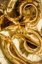 金属金色数字形状气球特写，非常适合节日场合