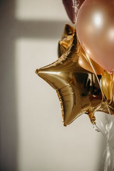 金色和玫瑰金属气球的排列美观，非常适合庆祝活动