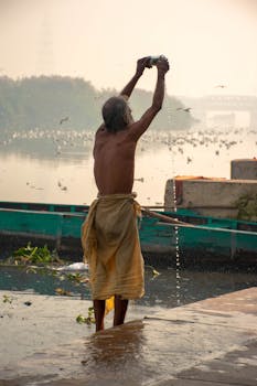 在印度新德里的河边，一位老人正进行着传统仪式