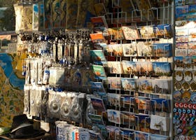 伊斯坦布尔色彩缤纷的纪念品商店展示明信片和带有文化主题的物品。