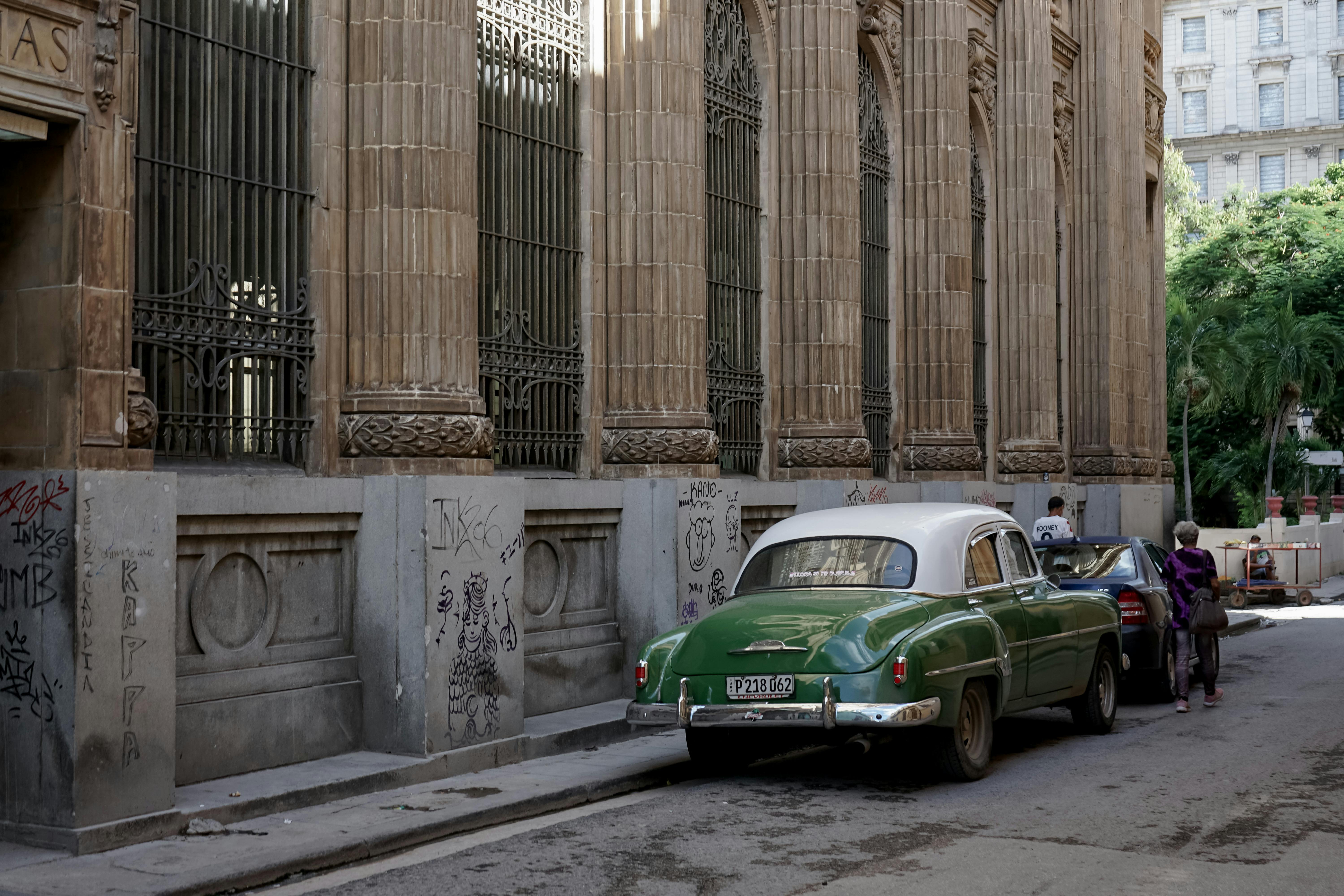 生活：瓊瑤御用女主角容貌大變，感情坎坷無兒女，喪夫後獨居面臨