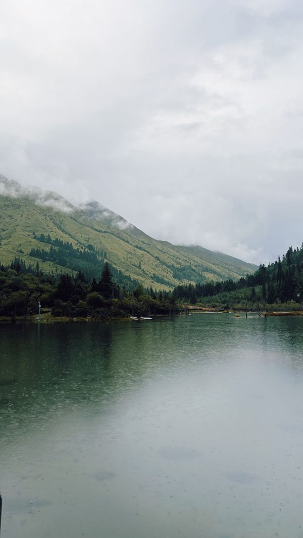 Lago tranquilo e montanhas enevoadas na província de Ngawa, China.