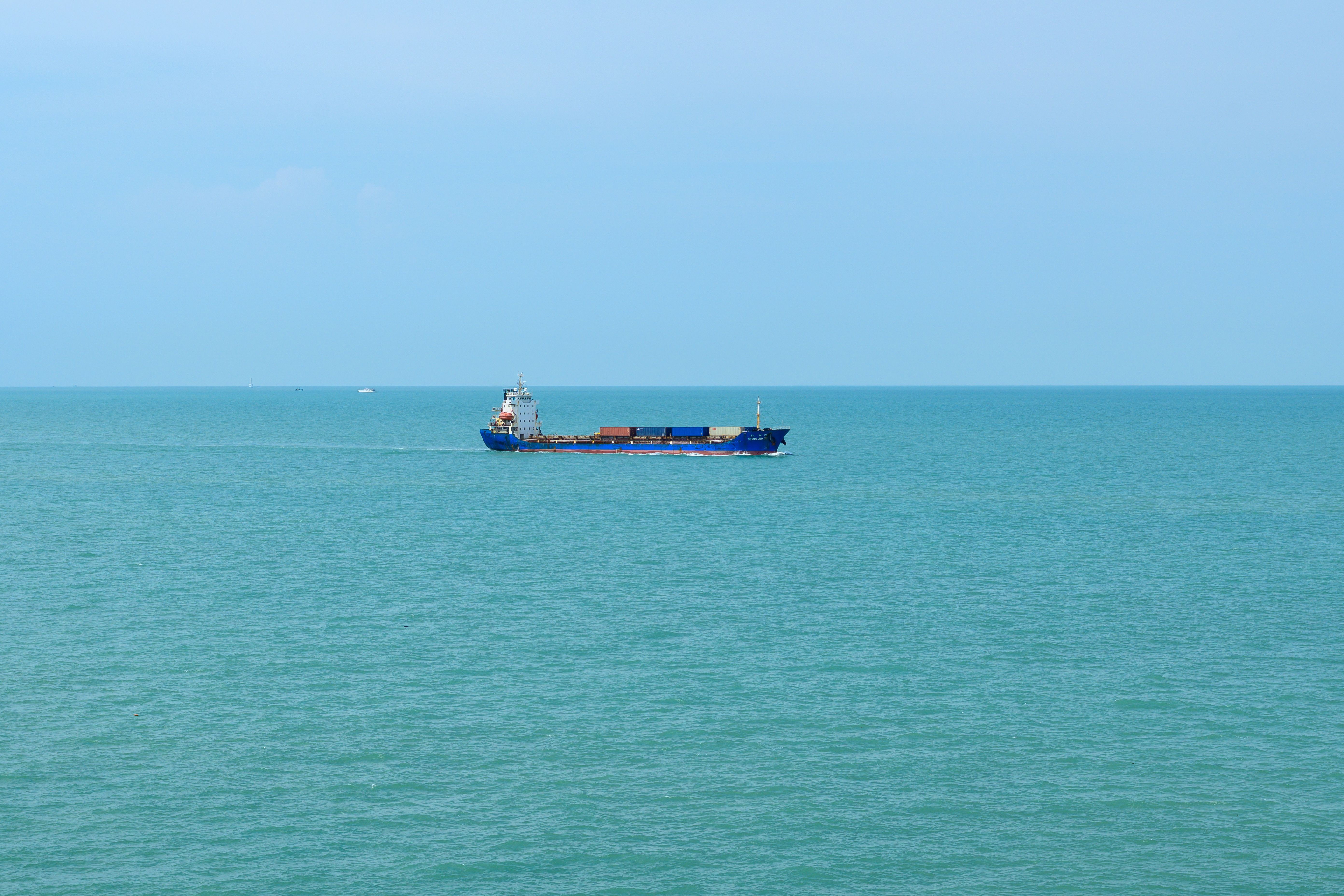 US-Iran Tensions Threaten Stability: Impact on Gulf Shipping & Fuel Prices