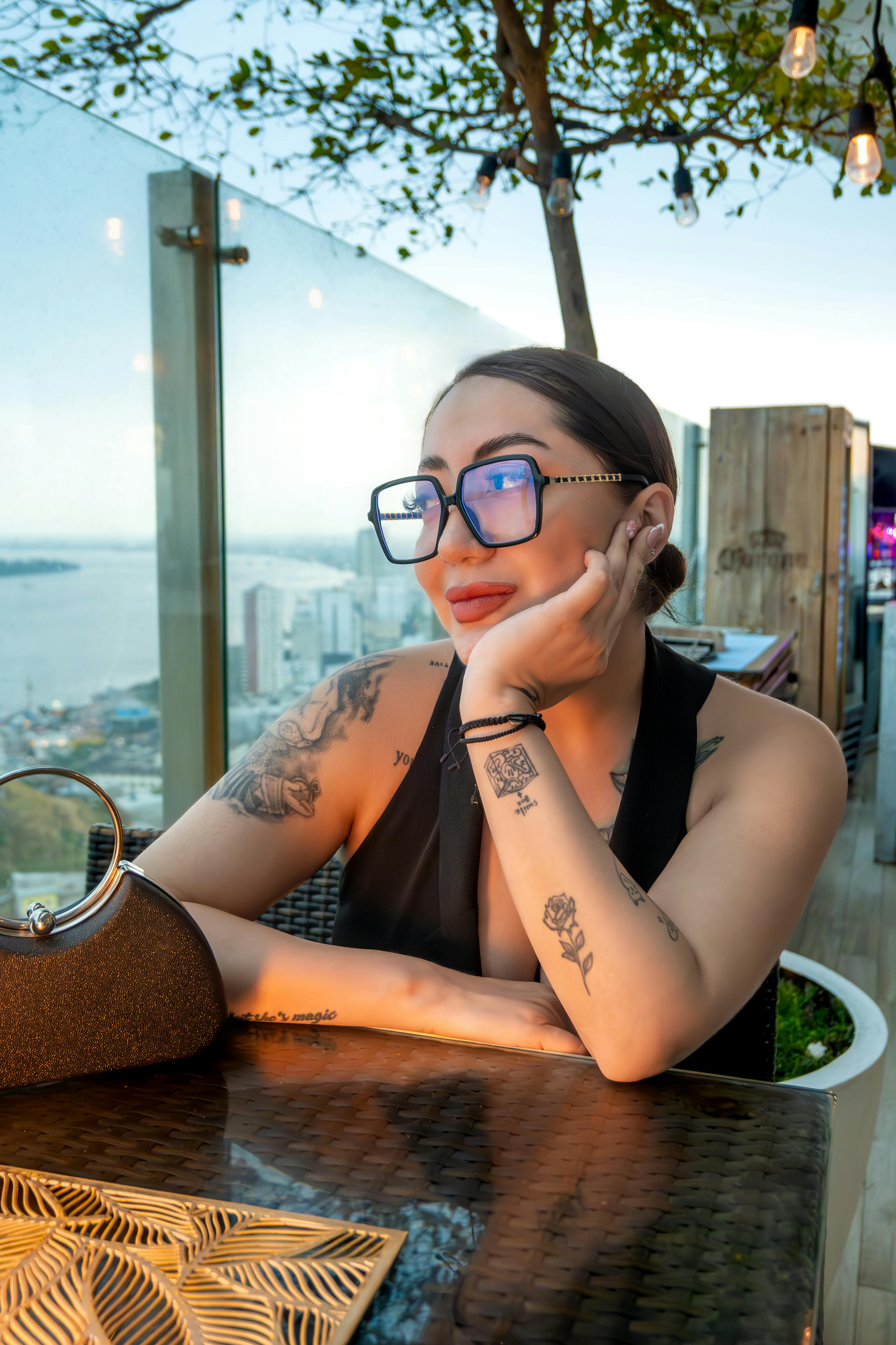 在厄瓜多尔的瓜亚基尔，一位穿着优雅的女子在屋顶酒吧欣赏风景