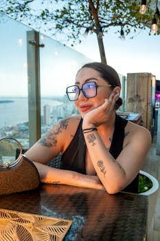 在厄瓜多尔的瓜亚基尔，一位穿着优雅的女子在屋顶酒吧欣赏风景