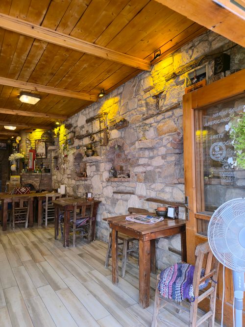 Free Charming rustic cafe with wooden decor and stone walls, offering a cozy atmosphere. Stock Photo