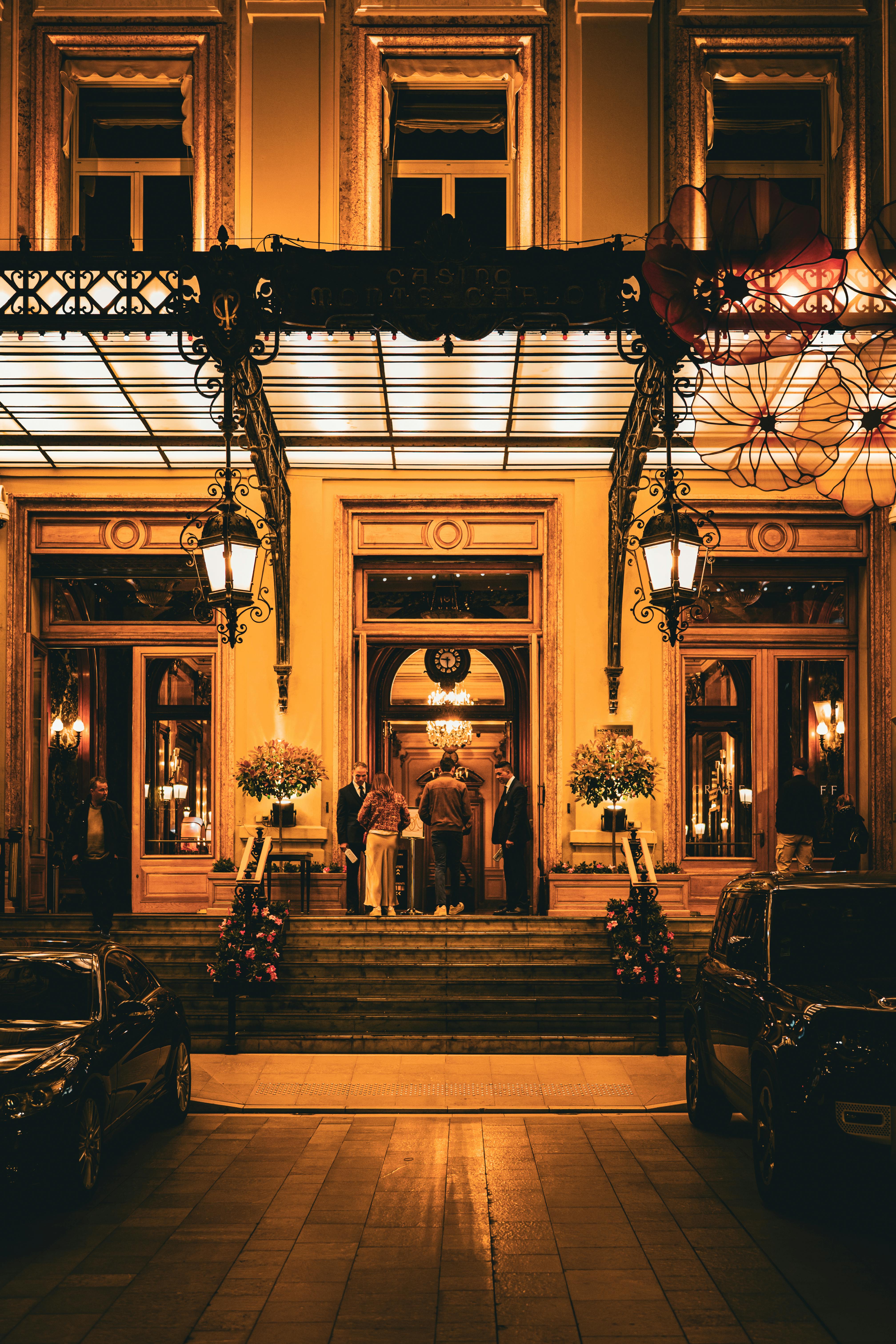 Gratuit Vedere elegantă de noapte a intrării unui cazinou din Monaco, care emană lux și rafinament. Fotografie de stoc