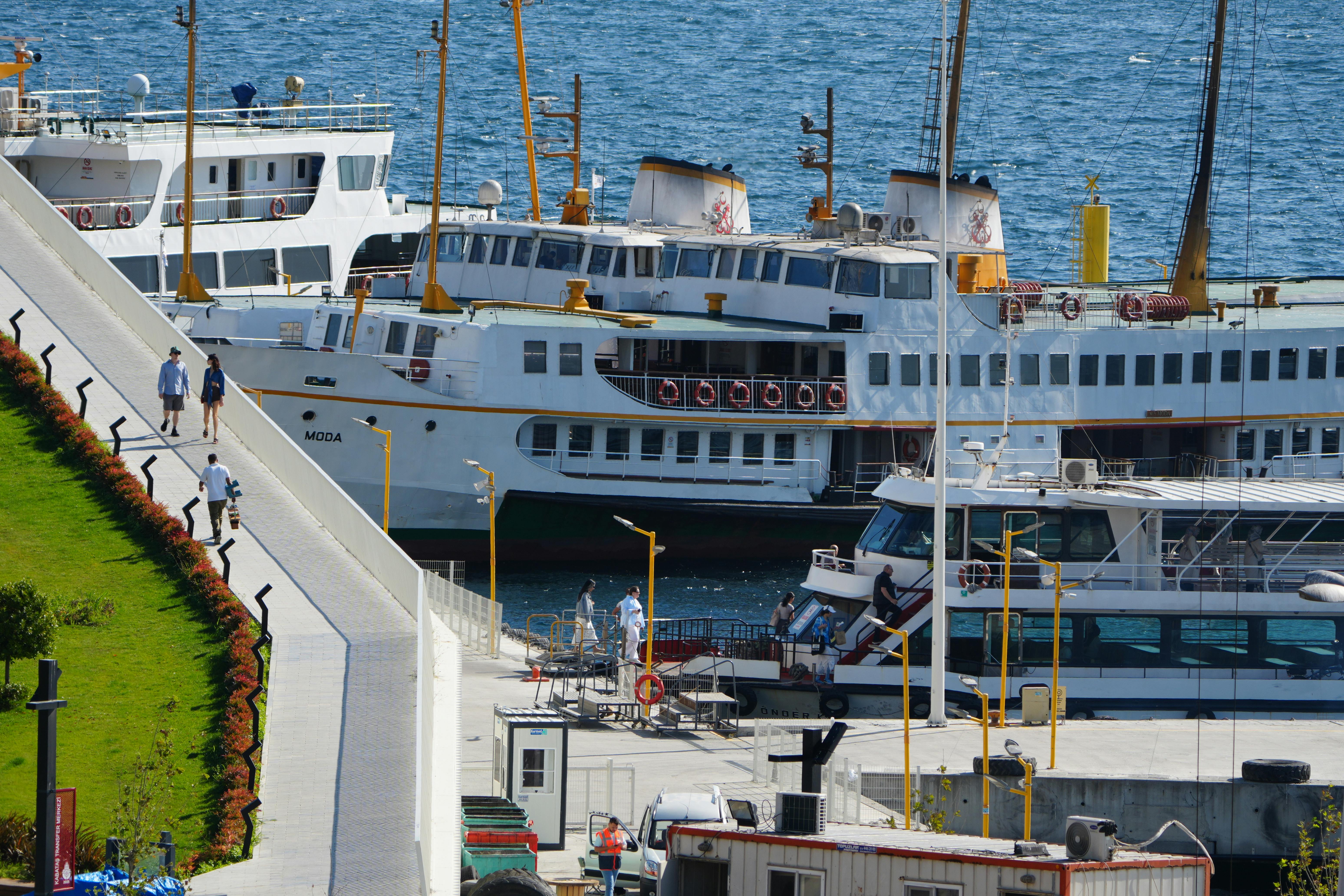 bezplatná Trajekty seřazené v pulzujícím istanbulském přístavu za slunečného dne. Základová fotografie