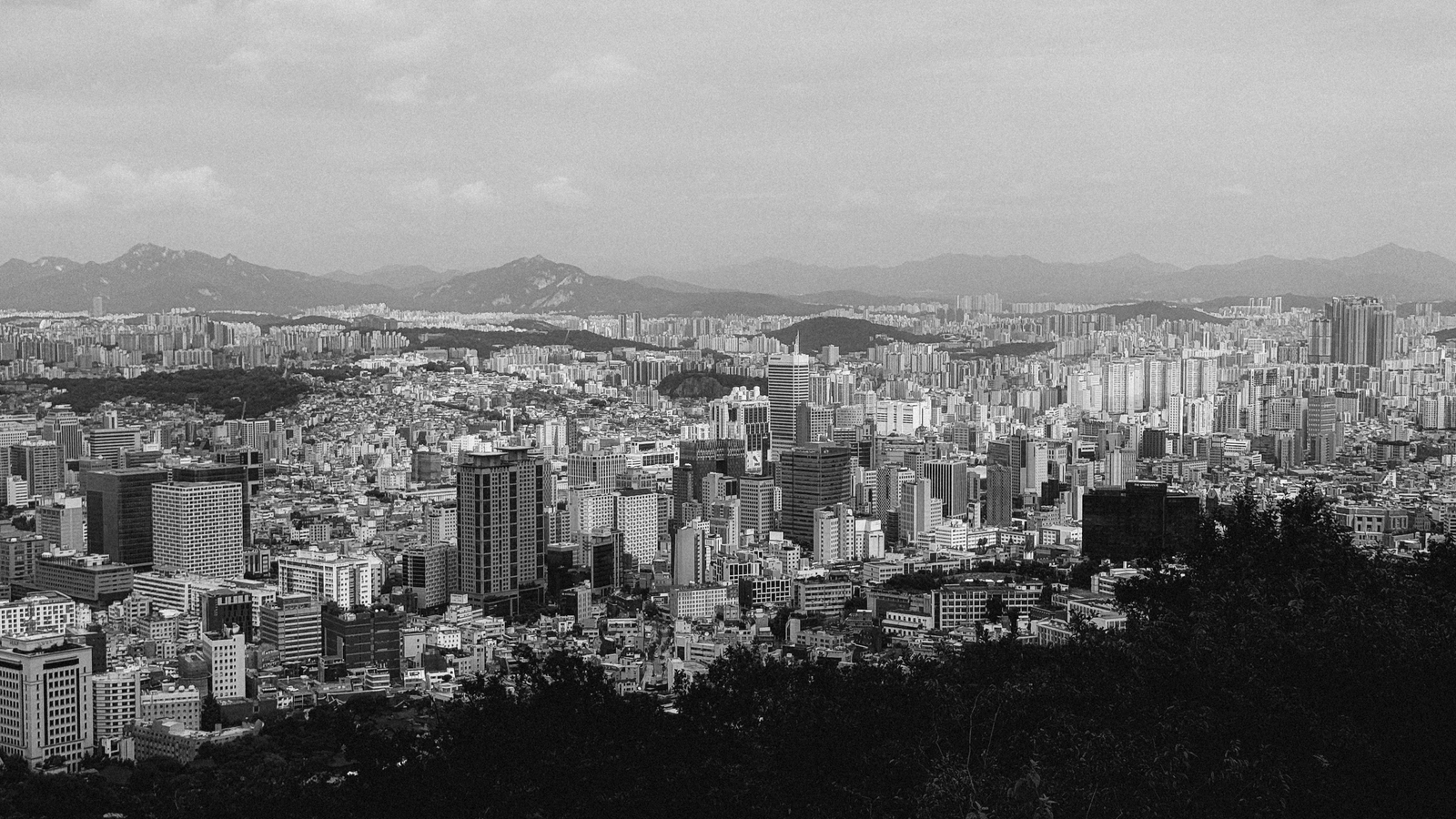 산자락 아래로 빽빽하게 들어선 서울 도심의 흑백 전경